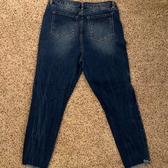 Fashion nova, high rise, stretch, frayed edges. excellent condition. Size 13 - Picture 4 of 5